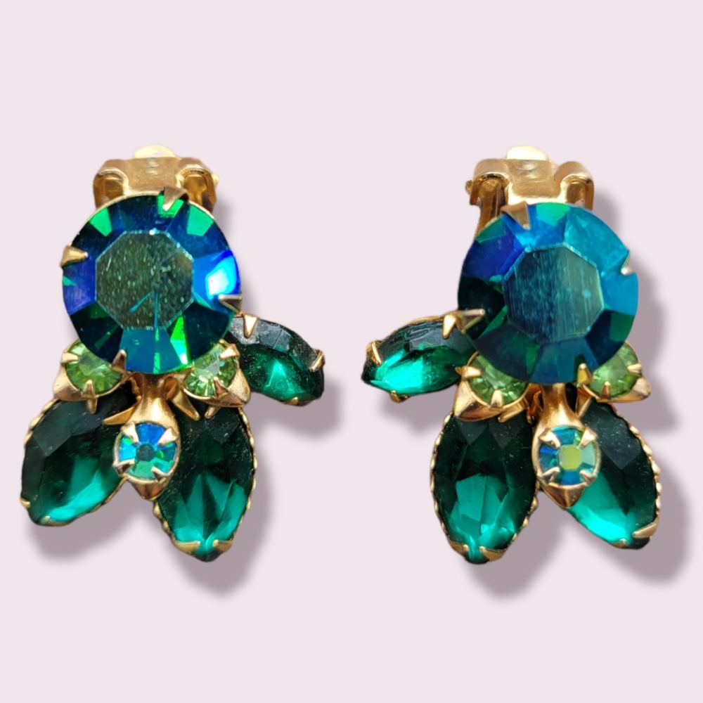 Beautiful vintage Beau Jewels Clip On Earings Green Emerald Color